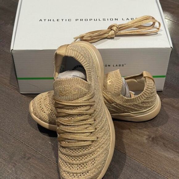APL Shoes - APL women’s techloom wave Size 5  Color champagne